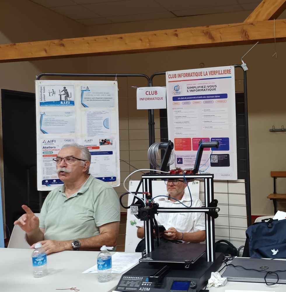 Deux bénévoles du club au forum des associations de La Verpillière, devant les affiches du club et de l’AIFI