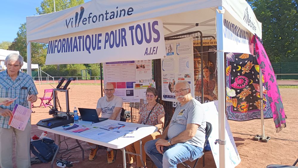 Le stand commun du club et de l’AIFI Nord-Isère sous le barnum du forum de Villefontaine