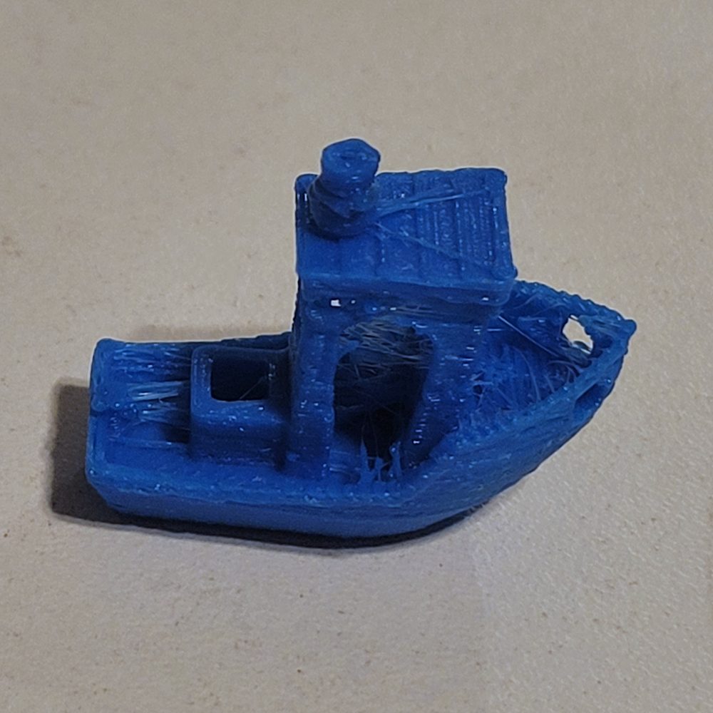 Le petit bateau bleu qui sert de test d’étalonnage aux imprimantes à filament